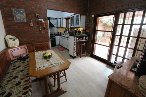 Excelente Chalet 4 Ambientes Con Cocheras Cubiertas