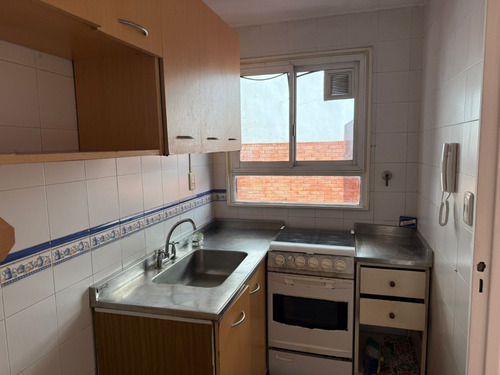 Alquiler Depto. 2 Ambientes Con Patio Exclusivo Y Balcón - Contrafrente - Recoleta