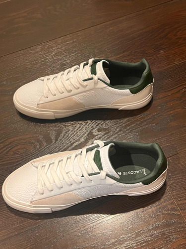 Un Tenis Blanco Lacoste. Derecho