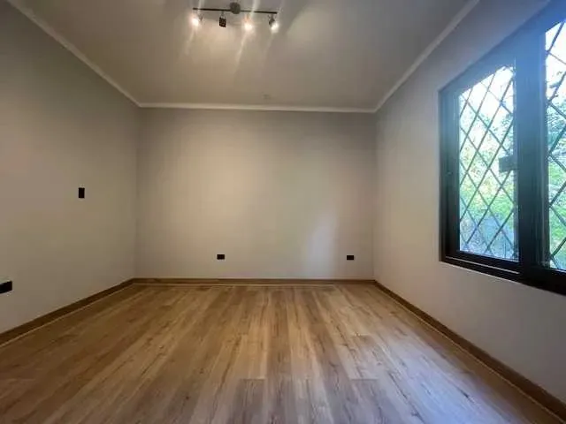 Imagen 4 de 15 de Exclusiva Casa Remodelada En Barrio El Golf | Las Condes