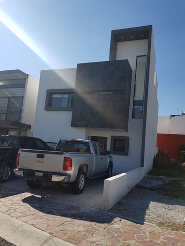 Casa En La Cima, 3 Recamaras Con Baño, Alberca, Jardín, Sala Tv, Roof Garden
