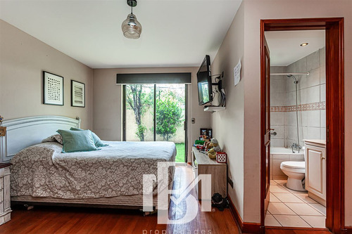 Casa En Venta De 6 Dorm. En Las Condes