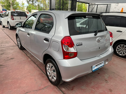 Imagen 4 de 8 de Toyota Etios X 1.5 6m/t 2020