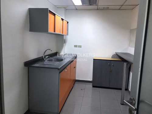 Arriendo Amplisima Oficina Amoblada En Edificio Boutique