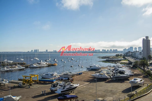 Apartamento En Venta Sobre El Puerto De Punta Del Este. Amplios Ambientes. 