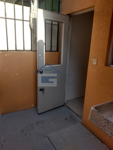 501.b1.vr.3. Casa En Heroes De Tecámac Ii Con 2 Recamaras 1 Baño, Cajon De Estacionamiento Tambien Cuenta Con Dos Niveles, Patio Trasero , Buena Ventilación E Iluminación Con Supermercados Cercanos