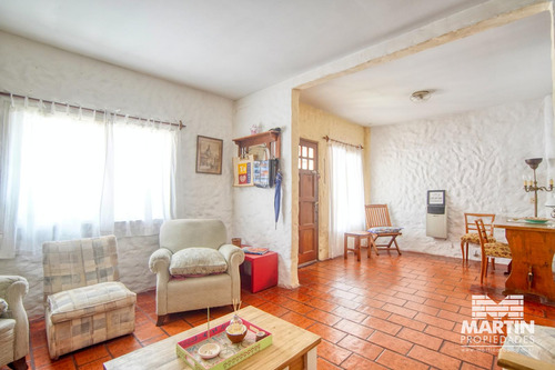 Casa 5 Ambientes, Suite, Playroom, Cochera X 2, Jardín Y Patio.