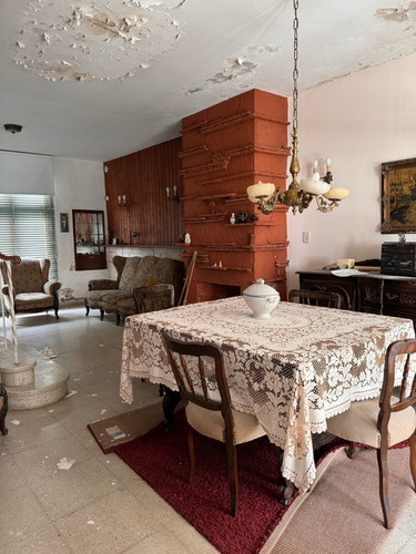 Casa En Venta A Refeccionar Excelente Ubicación Pellegrini 173. 4 Dormitorios