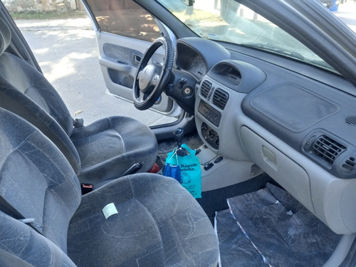 Renault Clio Sedan 2005 1.0 16v Privilège 4p