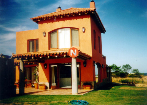 Casa En Venta Y Alquiler, El Chorro, Manantiales, 3 Dormitorios.
