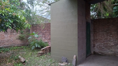 Terreno Con Agua Y Cluacas. Baño Y Espacio Techado Al Fondo