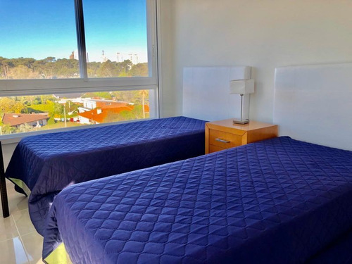 Apartamento En Alquiler Por Temporada De 3 Dormitorios En Playa Mansa