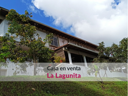 Casa En Venta Con Jardín En Calle Cerrada De La Lagunita 