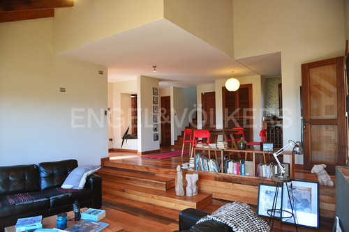 Excelente Casa En Sector Privilegiado