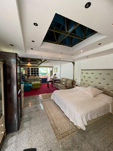 En Venta Casa Urbanización Colinas De Santa Mónica, Con Piscina Y Calle Cerrada.