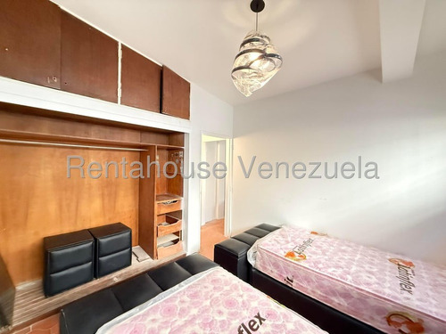 Hermosa Casa Quinta De 2 Niveles En Venta Ubicada En Alto Prados Del Este 25-17674