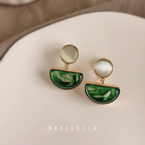 Retro Half-moon Gradient Mosquito Coil Clip-on Earrings