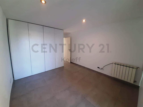 135 Entre 473 Y 474. Casa De Dos Dormitorios En Venta. City Bell