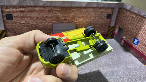 Mini Buby Mercedes Benz Camion 1/64 Con Detalles Verde (Usado)