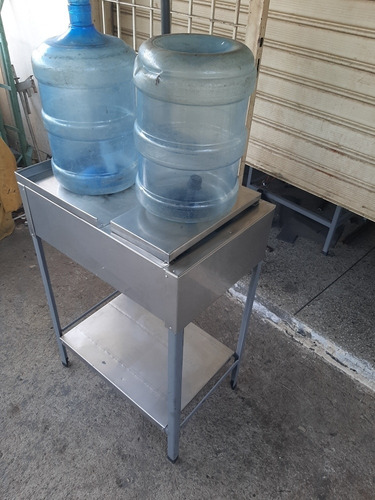 Imagen 3 de 5 de Mueble De Llenado Y Lavado De Un Botellon De Agua