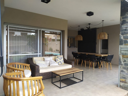 Imagen 5 de 14 de Vendo Casa Barrio Jardín Claret - 4 Dormitorios (1 En Pb) - Pileta