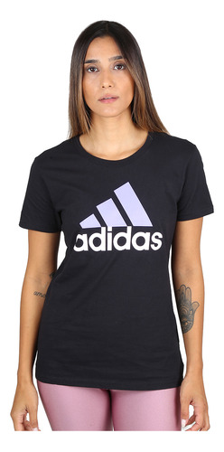 Remera adidas Basic Badge Mujer En Negro Y Blanco | Dexter