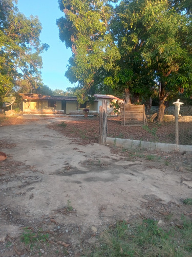 Sitio, Sendo Casa Com 3 Quartos,uma Suite,um Banheiro Social