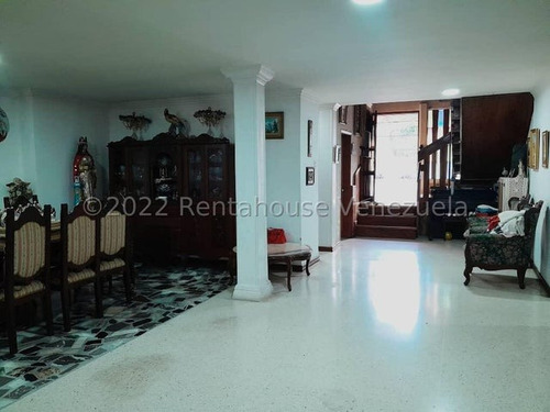 Gisselle Lobo Vende Hermosa Casa En El Este De Barquisimeto. -2 3 6 5 7 9- Cerrado Con Vigilancia 24/7, Camaras De Seguridad, Sotano, Jardin, Muy Fresca Ideal Para Disfrutar En Familia.