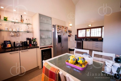 Casa En Punta Del Este, Playa Mansa, 4 Dormitorios , Piscina Y Barbacoa.- Ref: 43287