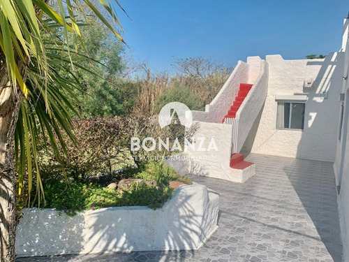 Casa En Venta En Piriápolis Punta Fría Con Vista Al Mar Y A Los Cerro. A 150 Metros De La Rambla