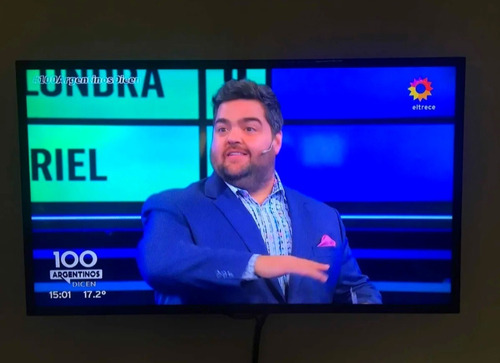 Imagen 8 de 10 de Smart Tv Samsung 40 - Va Con Soporte De Pared Y Mouse