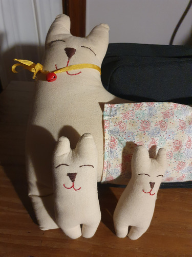 Peluche De Gatito Con Sus Crías Crema (Usado)