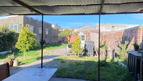 Imagen 7 de 18 de ¡ Oportunidad ! Chalet De 4 Amb. Con Garage Doble Y Fondo..