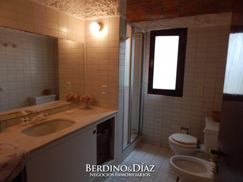 Hermosa Y Muy Amplia Casa Estilo Tradicional Ubicada En La Zona Mas Exclusiva De Punta Del Este- Ref: 25