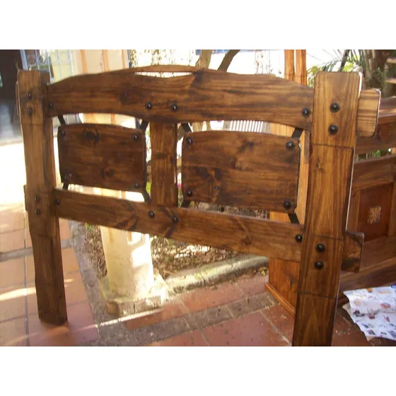 Respaldo De Sommier Rustico Con Apliques De Hierro