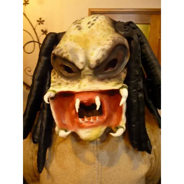 Mascara En Latex. Depredador.