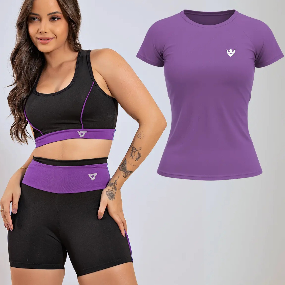 Modelo vestindo conjunto fitness preto com detalhes roxos composto por top e short, ao lado de uma camiseta esportiva roxa lisa
