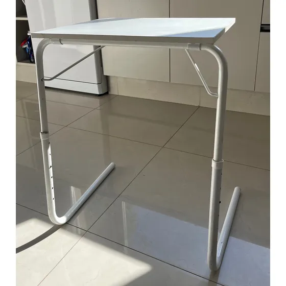 Mesa Plegable Tapa Blanca Alto 0,65 X Ancho 0,45 X Prof 0,38