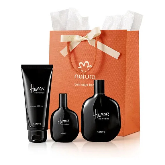 Kit presente Natura Humor na Medida contendo um frasco de perfume, um frasco de shampoo e uma sacola de presente laranja com laço