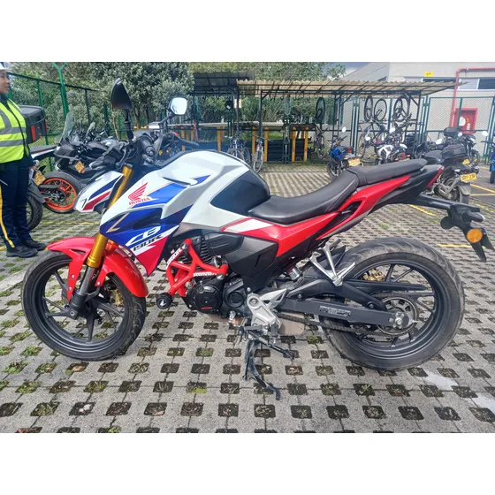 Honda Cb190r Tricolor. 11800km Único Dueño, Aun En Garantía,
