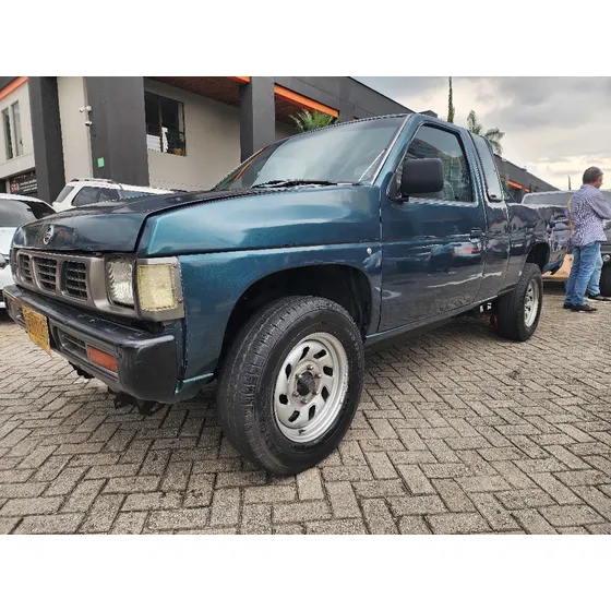 Nissan D21 Nissan D21 Cabina Y Media En Volcó 2.4 4x2