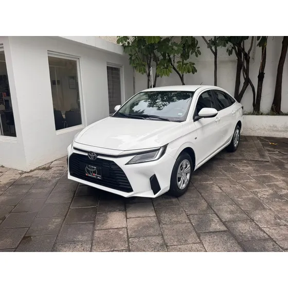 Toyota Yaris 4p Sedán Base L4/1.5 Aut