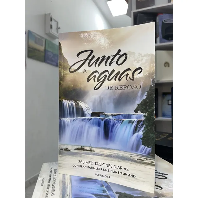 Junto A Aguas De Reposo 4