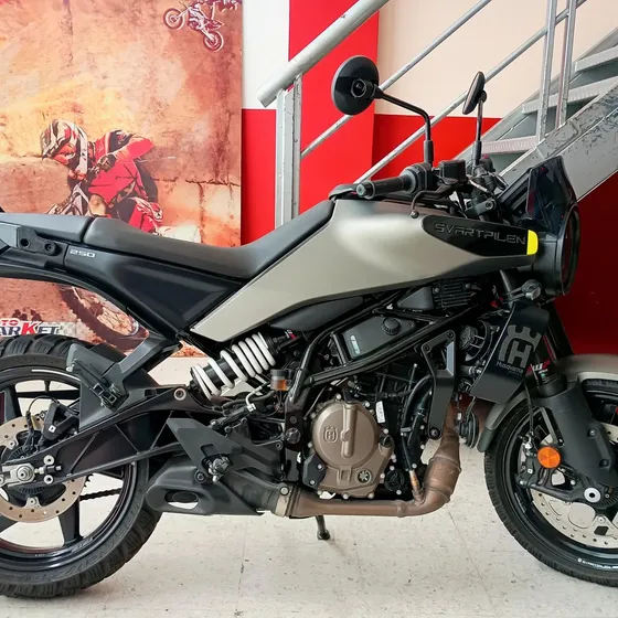 Husqvarna Svartpilen 250