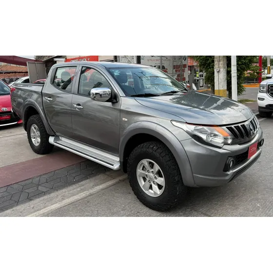 Mitsubishi L200 2.4 Cabina Doble 4x2 Mt