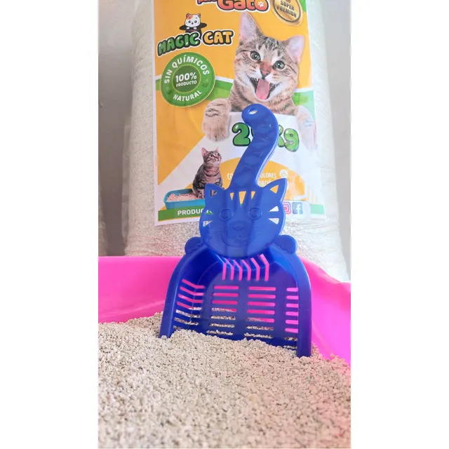 Arena Sanitaria Premium MAGIC CAT - Peso 25 Kilos, 99% Libre de polvo, Ultra absorbente, Control de olores, Ideal para gatos, Alta calidad, Duración extendida