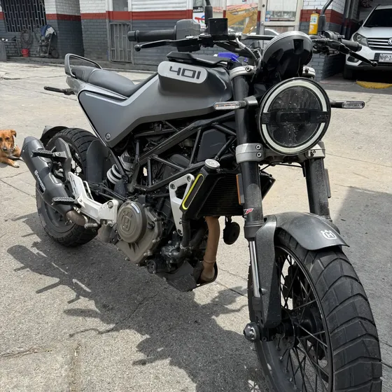 Husqvarna Svartpilen 401 2022  18.130 Km - Llantas Nuevas
