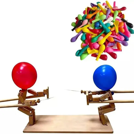 Un Hombre De Bambú Lucha Con Globos Y Figuras De Esgrima.