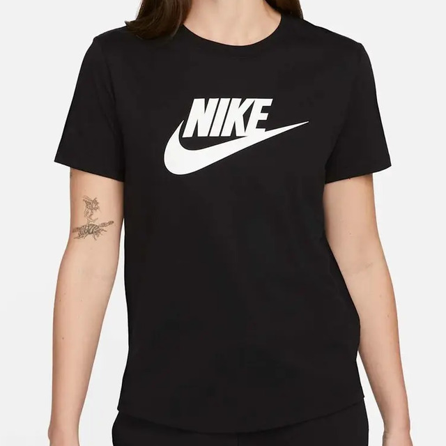 Modelo feminina vestindo camiseta preta da Nike com logo branco no peito