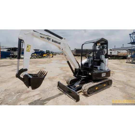 Miniexcavadora Bobcat E32 / Modelo 2013
